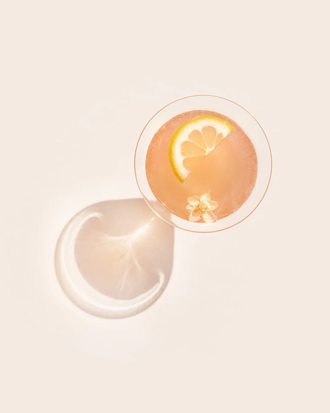 JASMINE PEARL 1¼ oz gin ¾ oz Pomp & Whimsy 1 oz lemon ¼ oz Campari Shake ingredients with ice. Strain into a chilled coupe or martini glass, and garnish with a lemon wheel and jasmine flower (dried or fresh).