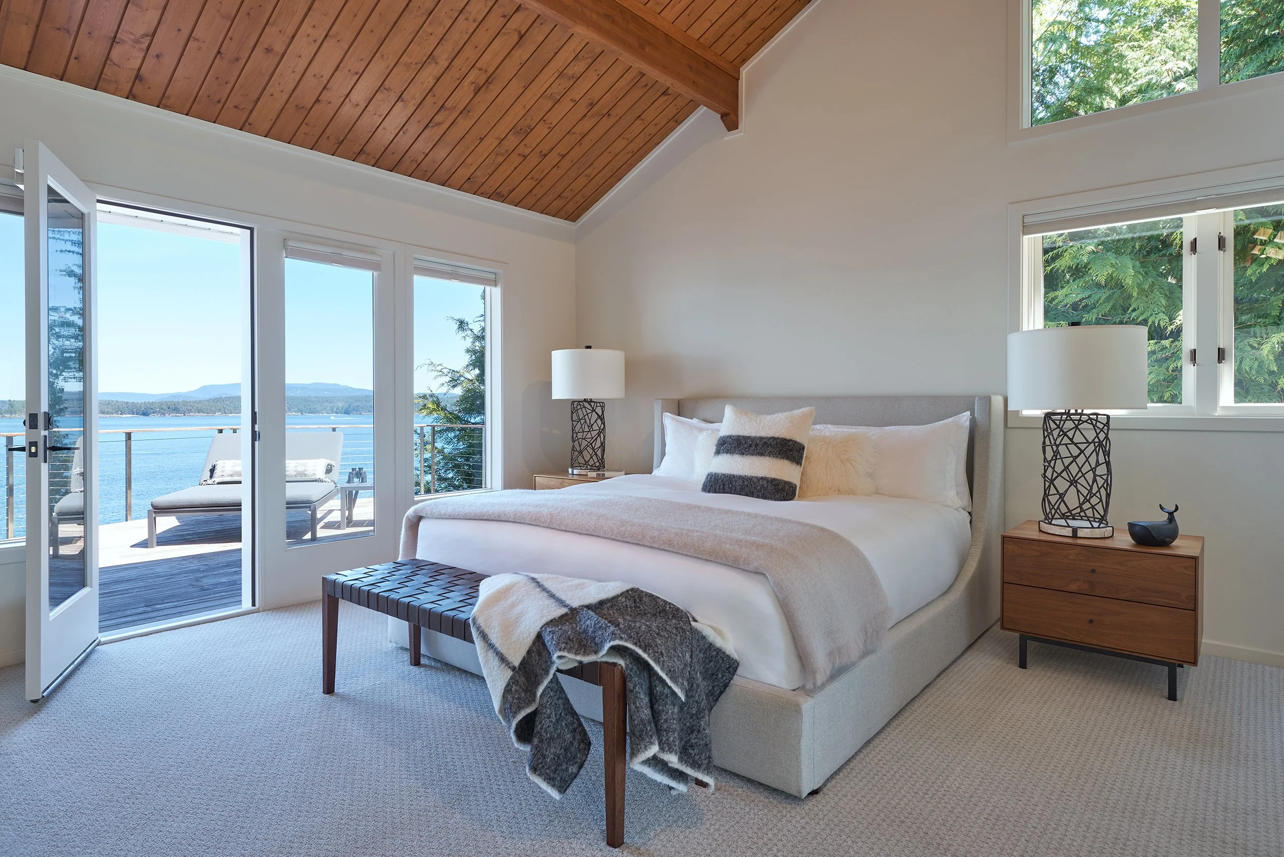 Luxury-ocean-view-living-modern-interior-design-soft-natural-lighting-bedroom-interior-architectural-photography-island-harbor_FridayHarbor_Gaszton_9421.jpg