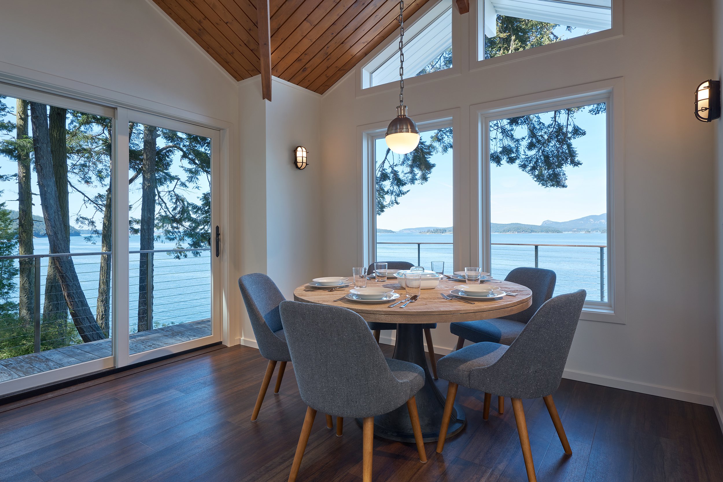 Luxury-ocean-view-living-modern-interior-design-soft-natural-lighting-dining-interior-architectural-photography-island-harbor_FridayHarbor_Gaszton_9483.jpg