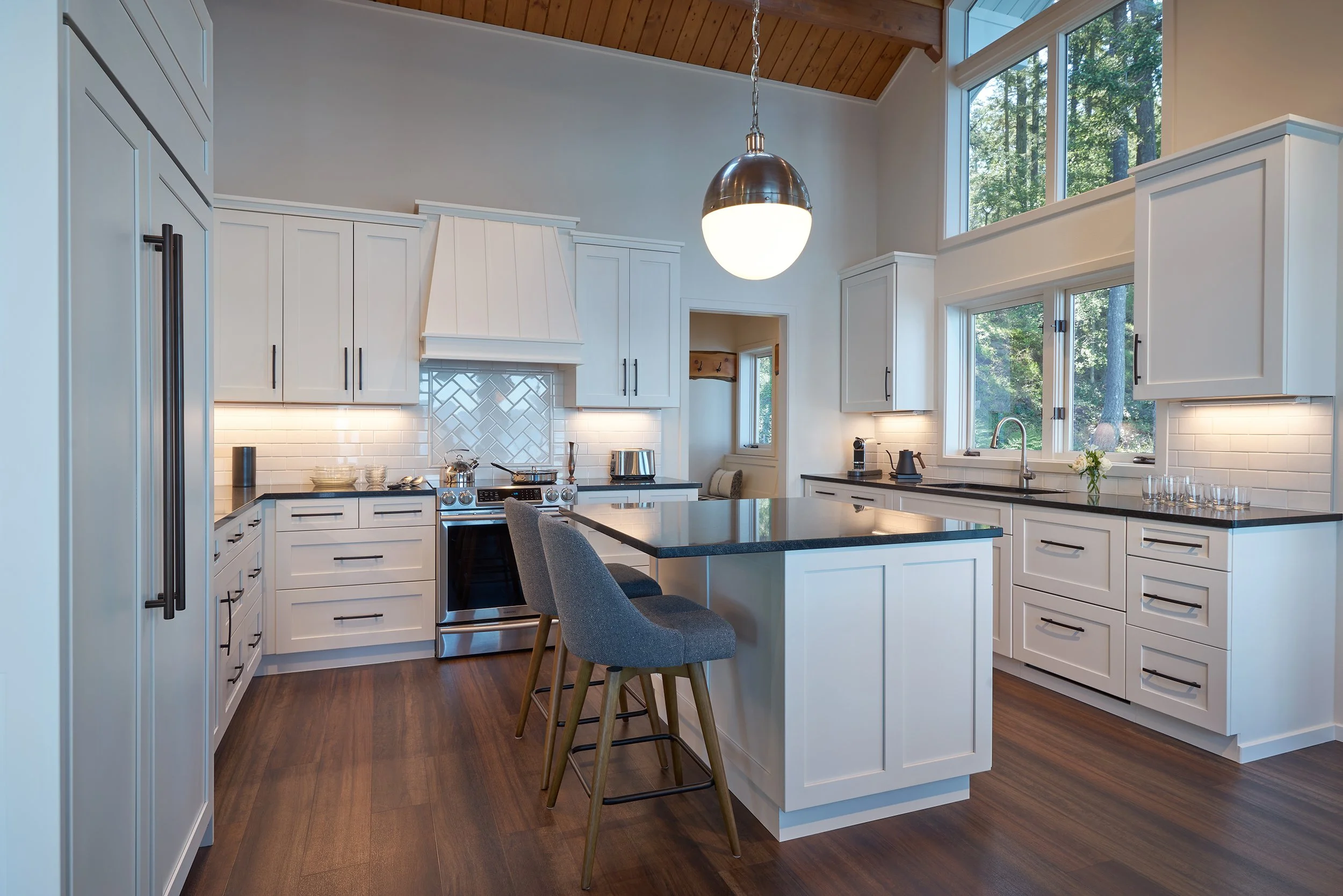 Luxury-ocean-view-living-modern-interior-design-soft-natural-lighting-kitchen-interior-architectural-photography-island-harbor_FridayHarbor_Gaszton_9495.jpg