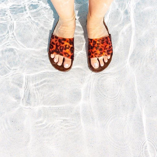 Actual photo of the only part of my that ISN&rsquo;T sunburnt😳🤦🏼&zwj;♀️. How do y&rsquo;all combat a sunburn on vacation?
.
All of our friends get here today and I want to be in the pool with everyone but I don&rsquo;t want my skin to peel off😩🦞