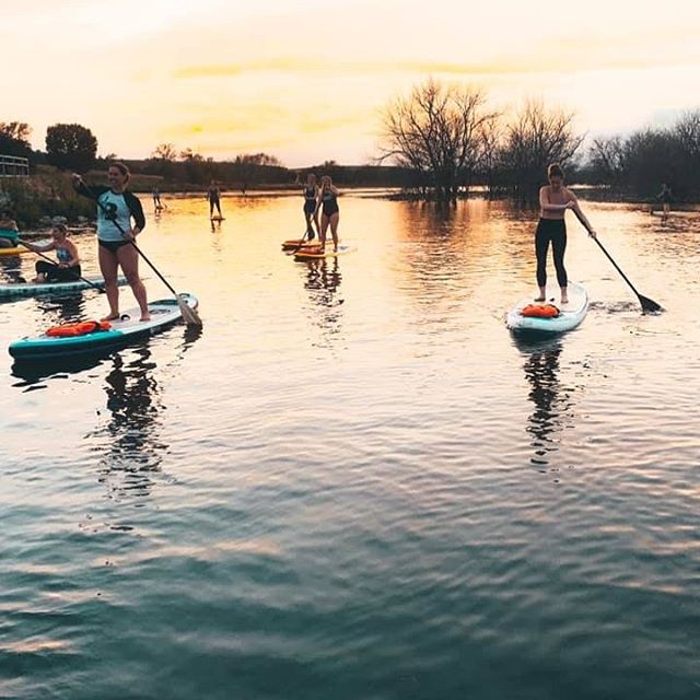 Friday nights with my @barrecode_dundee crew. 👯&zwj;♀️
Shoutout to @neighborhood_offshore for this beautiful experience 🏄&zwj;♀️
.
#barrexboards #tbcoutdoors #guidedpaddleboard #fridaynightvibes #barrecodebabes #barrecodelove #thebarrecodedundee