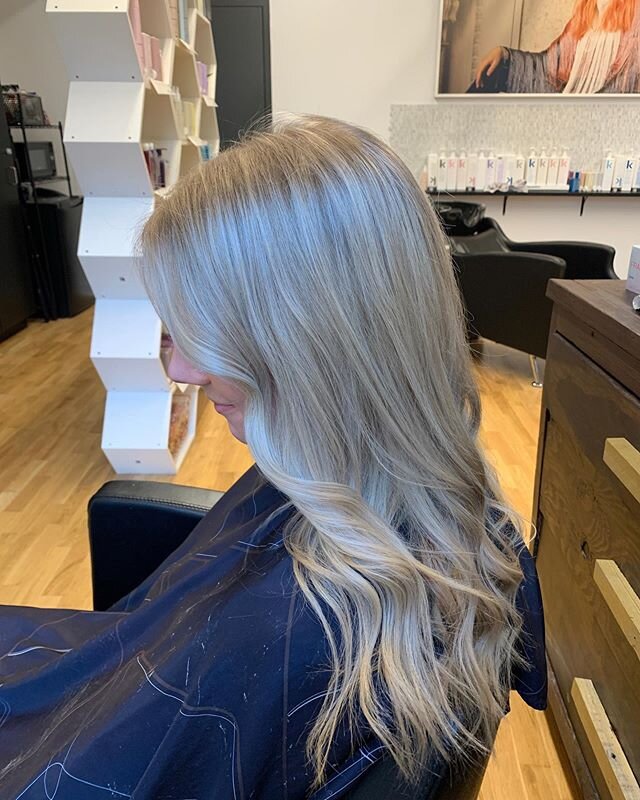 New client needed some blondes and fixes. Still a work in progress but loving the outcome 🤩 #hairbysarahp #blondebysarahp #transformation #colorist #foils #omaha #omahahairstylist #omahasalon #omahahairsalon #thesaltyblondeoldmarket