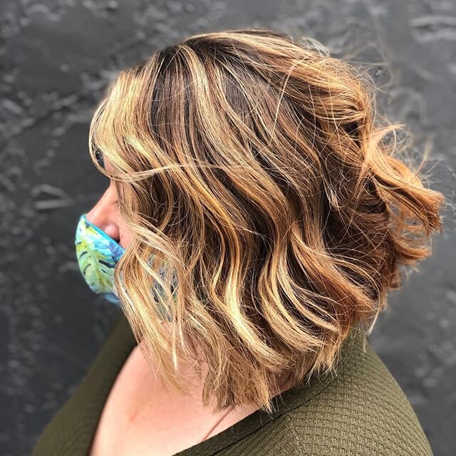 Working WITH the wind! Kim&rsquo;s color and cut.
.
.
.
#emilyhmua #balayage #summerhair #blonde #thesaltyblondesalon #kevinmurphyhair #lovekm #staysalty✌🏻