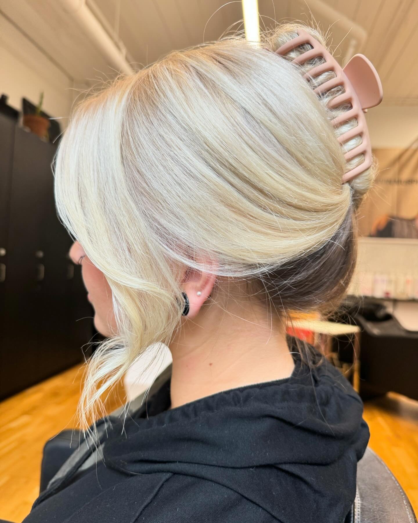 She likes it natural underneath, and I like the reminder of how blonde I got that hair! #blondebysarahp #omaha #omahahair #omahahairsalon #omahahairstylst #thesaltyblondeoldmarket
