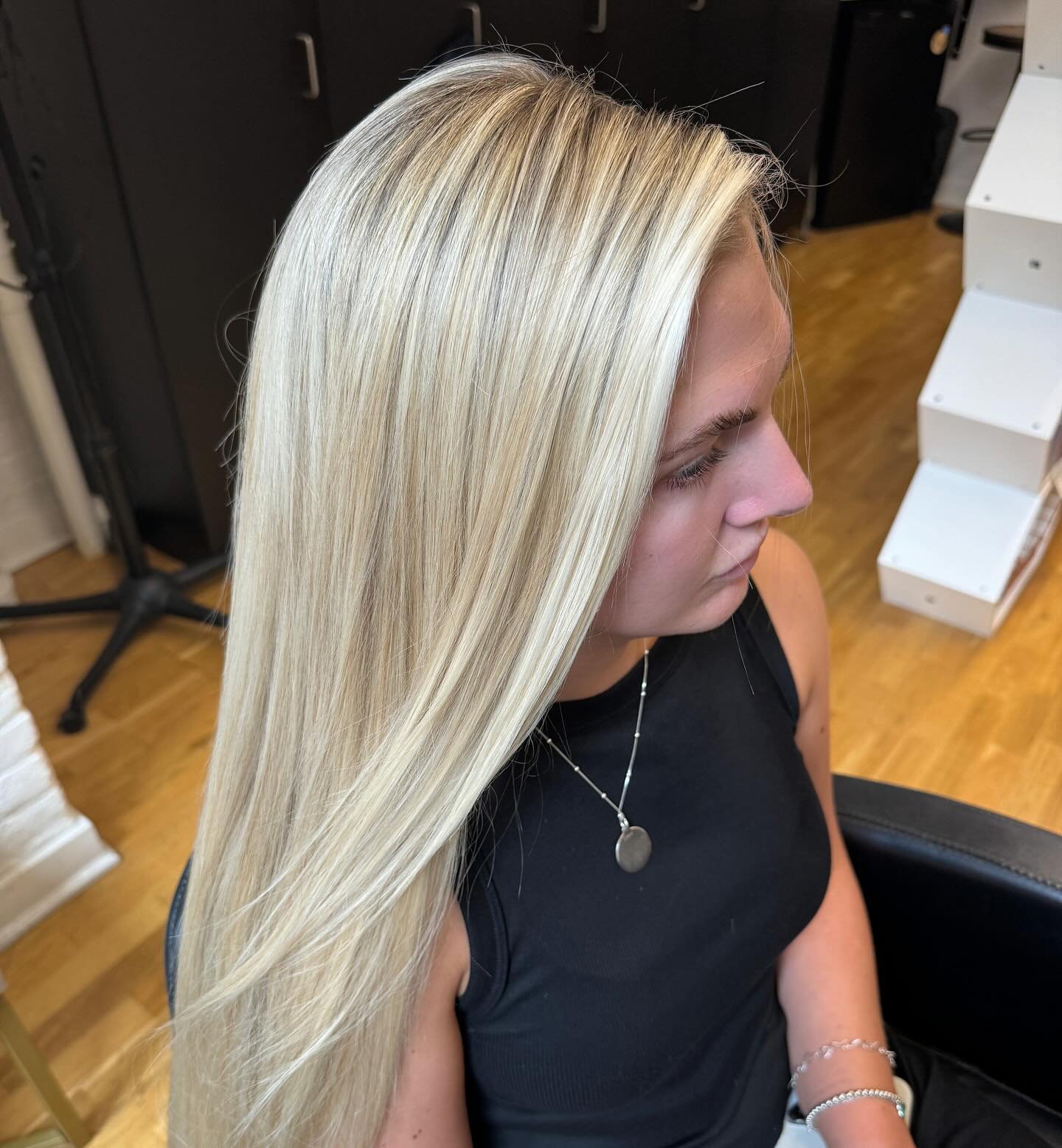 So bright your think she&rsquo;s a natural blonde 🤩 #blondebysarahp #hairbysarahp #omahahairstylist #omahahair #omahahairsalon #thesaltyblondeoldmarket