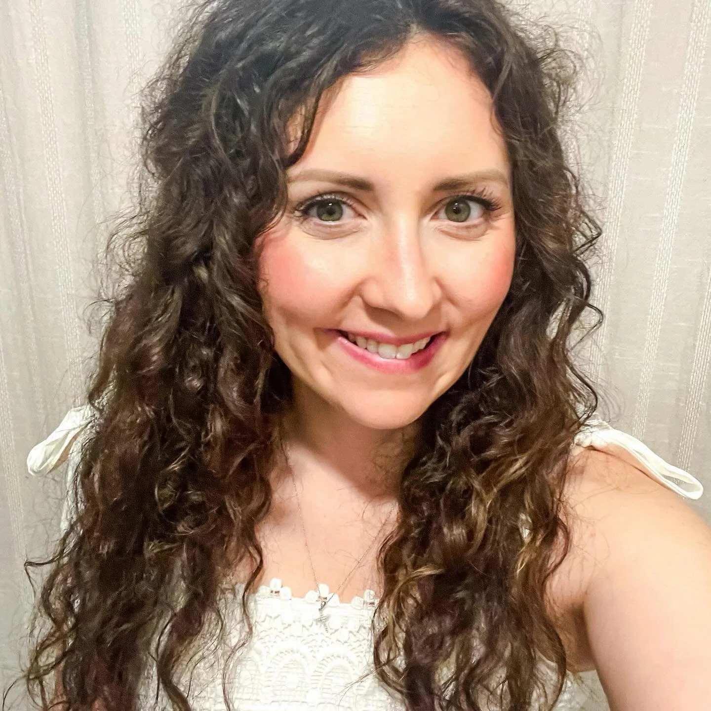 Celebrating our sweet Emily today ✨
Thank you for making every client feel confident and cared for.
You bring so much heart to our team. Happy Birthday &mdash; we love you! 🫶
@emily.hmua