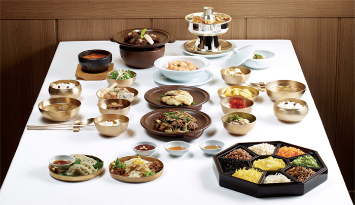 한정식 - 가볍게 먹을 수 있는 전채, 곡물 위주의 주식과 반찬, 후식으로 구성되는데 그릇에 담긴 반찬의 수에 따라 3첩, 5첩, 7첩, 9첩, 12첩 등으로 나뉜다.