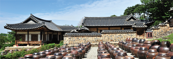 한옥 - 충남 논산시 노성면 고촌리에 자리 잡은 조선 후기 유학자 윤증의 집. 그의 호를 따서 ‘명재고택’이라고도 한다