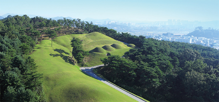 송산리고분군 -웅진시대(475~538) 백제 왕과 왕족의 무덤으로 현재는 무령왕릉을 포함, 1~6호분까지 7기가 복원되어 있다.