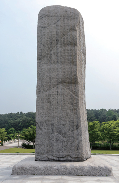 광개토대왕비(고구려, 5세기) - 고구려 제19대 광개토대왕은 오늘날 만주, 연해주에 이르는 광활한 영토를 개척했다. 서기 414년 그의 아들 장수왕은 부왕의 업적을 기리기 위해 지린성 지안현에 비를 세웠다. 높이 6.39m, 무게 37t에 이르는 규모로 총 1,775자의 비문이 음각되어 있다. 고구려 건국과정과 대외 정복사업 등이 기록돼 있다.