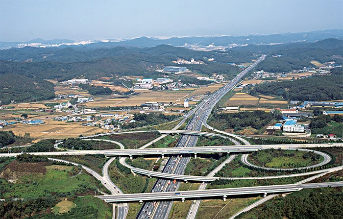 경부고속도로 - 서울과 부산을 연결하는 첫 번째 고속도로로 1970년 개통되었다
