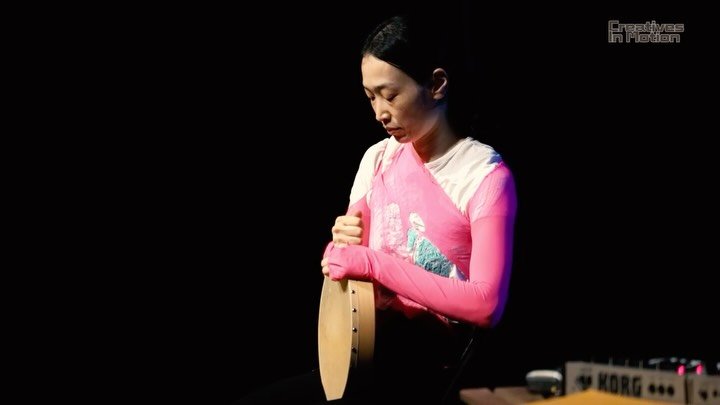 ⟨𝙂𝙧𝙚𝙩𝙖 𝙊𝙩𝙤⟩ is a solo performance that moves through fragments of memory, repeated phrases, and unfinished emotions&mdash;inviting the audience to project their own meanings rather than follow a fixed narrative. Appearing and disappearing bet