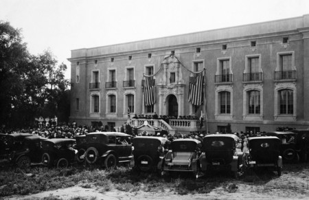 Commencement on the steps of Gates, 1917.