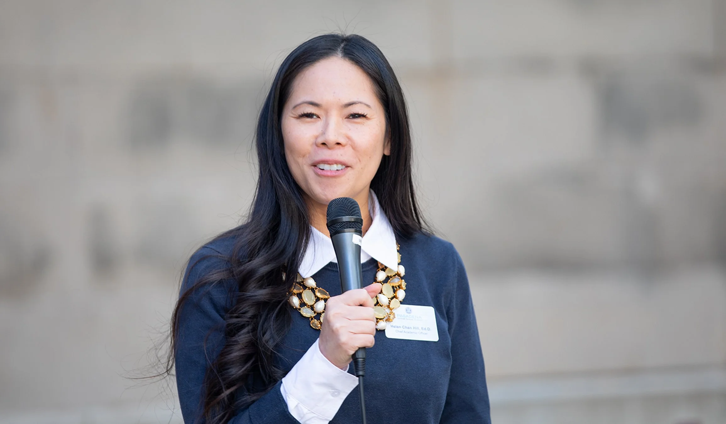  Helen Chan Hill, chief academic officer for Pasadena Unified School District (PUSD), presents Caltech Y scholarships to six PUSD students and alumni who excelled in the Rise program. Rise partners with the district. Credit: Vicki Chiu 