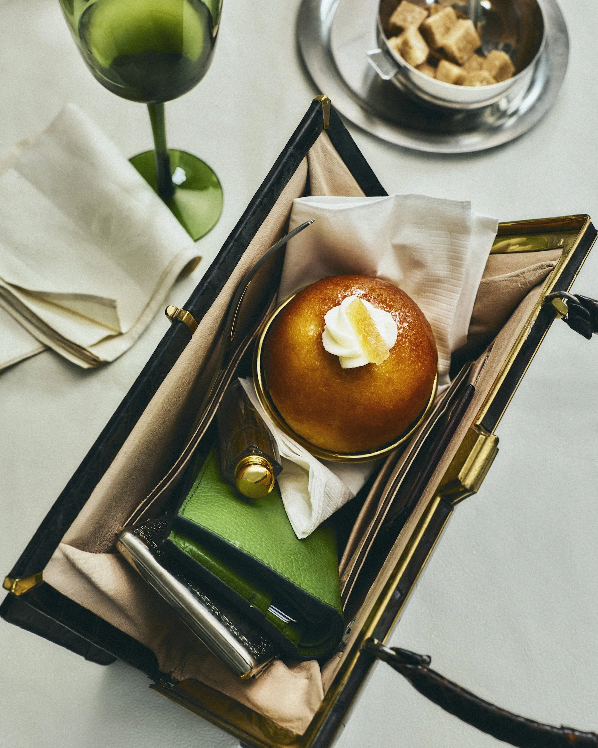 LindsayGuscott-TorontoFoodStylist-CakeInPurse.jpg