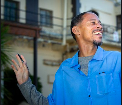 Co-owner of Empowerment Avenue Rahsaan Thomas outside the San Quentin Prison. (Picture courtesy Empowerment Avenue Twitter)