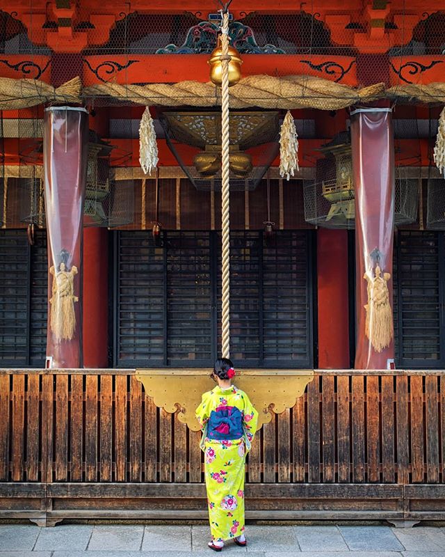 From the hands of mortals to the ears of the gods. /// #plethoraetc
________________________________________________
.
.
.
.
.
#asakusa #あさくさ #shrine #streetphoto #magnumphotos #streetlife #streetportrait #documentary #lensculturestreets #urbanphotog
