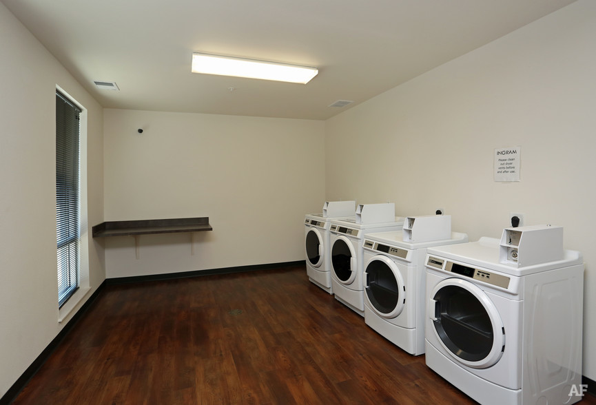 ingram-place-apartments-milwaukee-wi-laundry.jpg