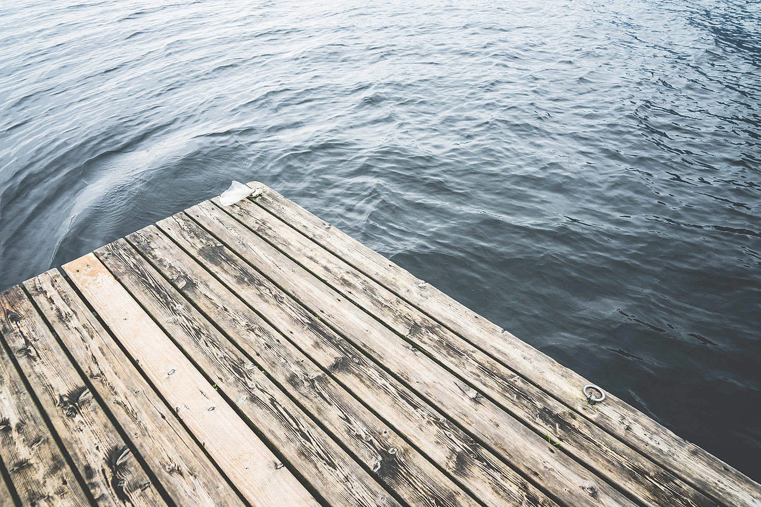 minimalistic-shot-of-a-wooden-pier-on-a-lake_free_stock_photos_picjumbo_dsc00789-1570x1047.jpg