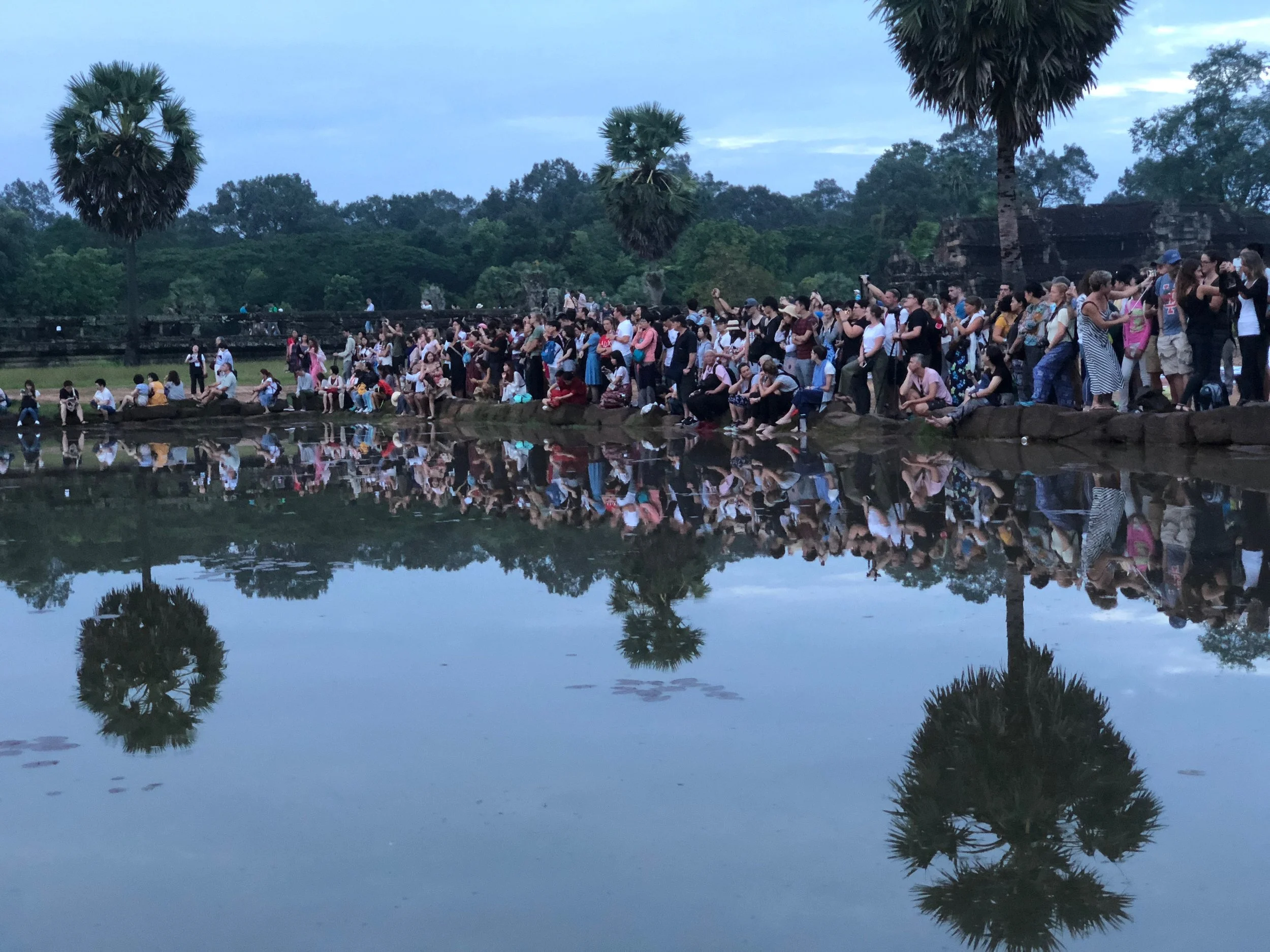 angkor_wat_sunrise_crowd.jpg