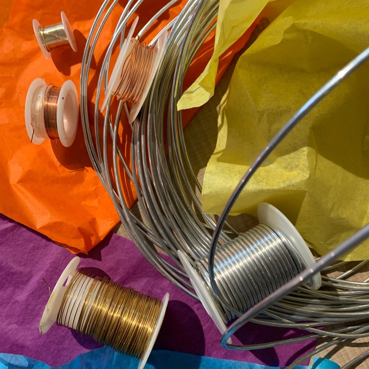 Artsy kiddos . . . join us tomorrow, WEDNESDAY, OCTOBER 15 at 4:30pm for 🌀 SCULPTING WIRE FIGURES! Using wire and mixed media, students will learn about form, proportion, and how to construct a figure in this fun, technique-building class at the Art