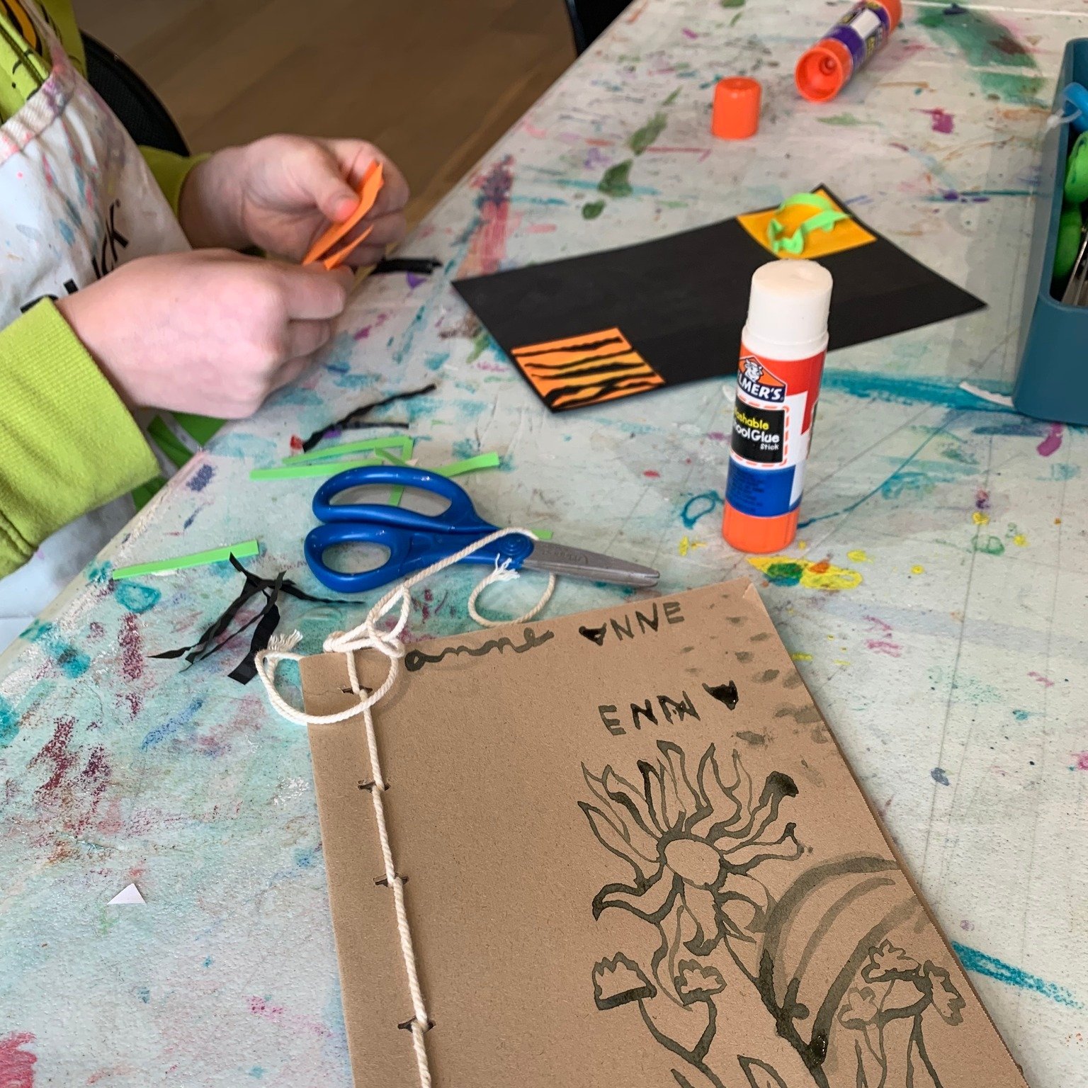 We've got a couple amazing π¨ art-making opportunities this Saturday (10/18)! π
πΈ FREE Kid's Art Drop-in! Help us create a community puzzle mural: https://galesburgarts.networkforgood.com/events/90834-community-puzzle-mural-drop-in
πΈ Printmaking