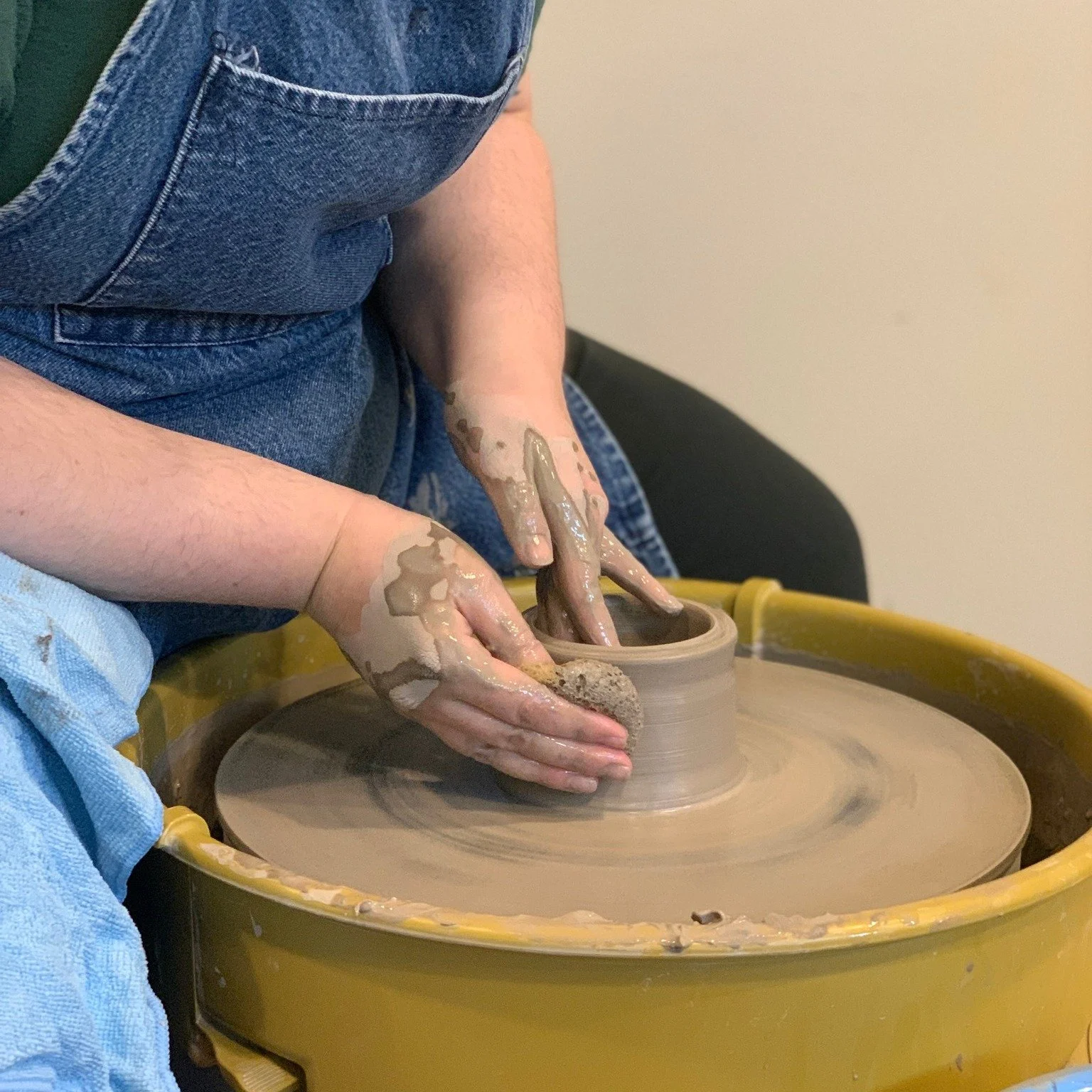 Want to learn to throw pottery? ๐ต Learn the foundations in this hands-on beginner class with Janis Mars Wunderlich! $80 per person (includes all sessions - throwing, trimming, and glazing!)
Register now! ๐ https://galesburgarts.networkforgood.com/