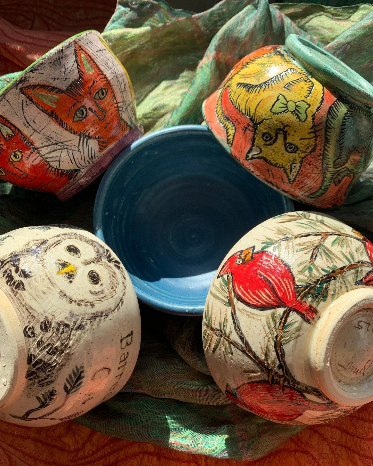 Sneak a peek at a few more of our fantastic 🍵 GREAT BOWLS bowls! Check out these dazzling creations by Janis Mars Wunderlich and her talented Monmouth College ceramics students ... all of which will be available during Great Bowls of Soup next week 