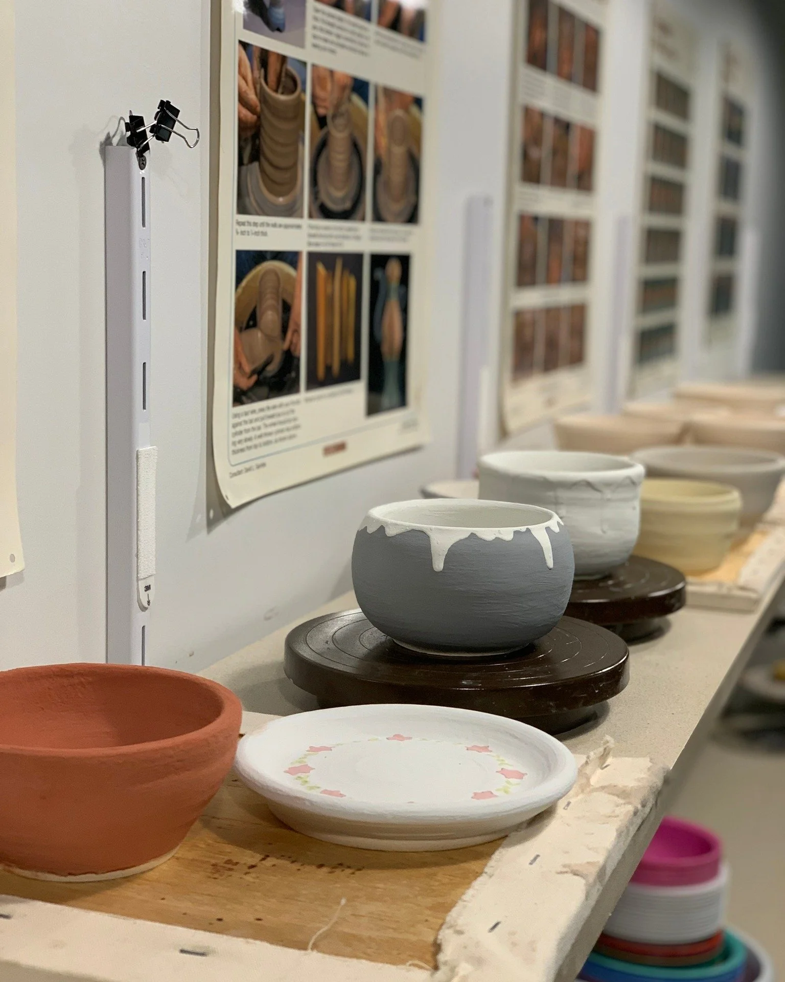 Did you take a ceramics class here at the arts center, but didn't get a chance to glaze your piece? Be sure to stop in this week during the following hours to glaze your creation so that it can be fired + picked up before December 20th!

GLAZING HOUR