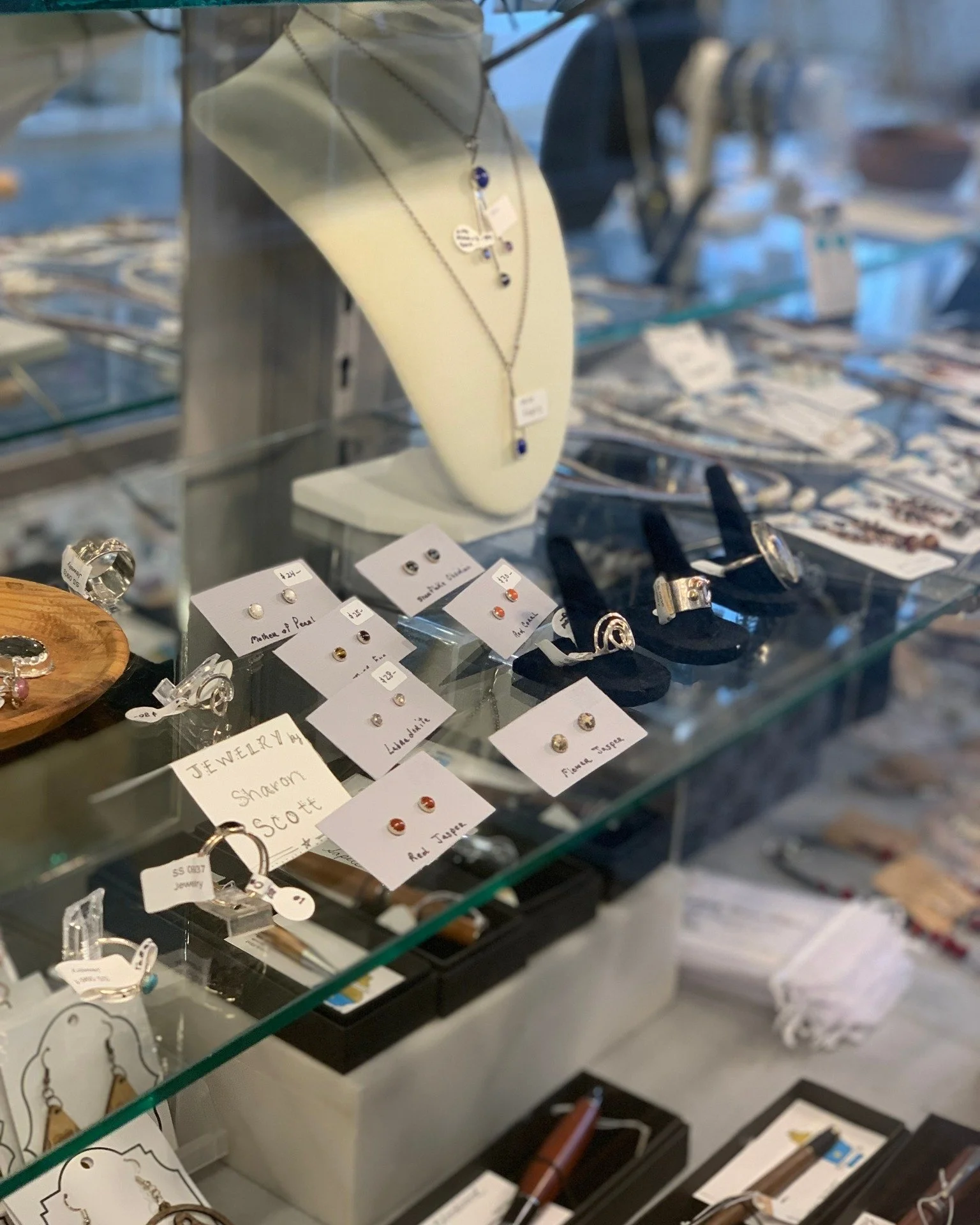 Our 🚨 VALENTINE'S DAY SALE is still ongoing! Stop in any Wednesday or Saturday through Valentine's Day to enjoy 💞 14% OFF your arts center gift shop purchase! (May not be combined with member discount.)

🌹 Valid dates: 2/7, 2/11, and 2/14

Our gif