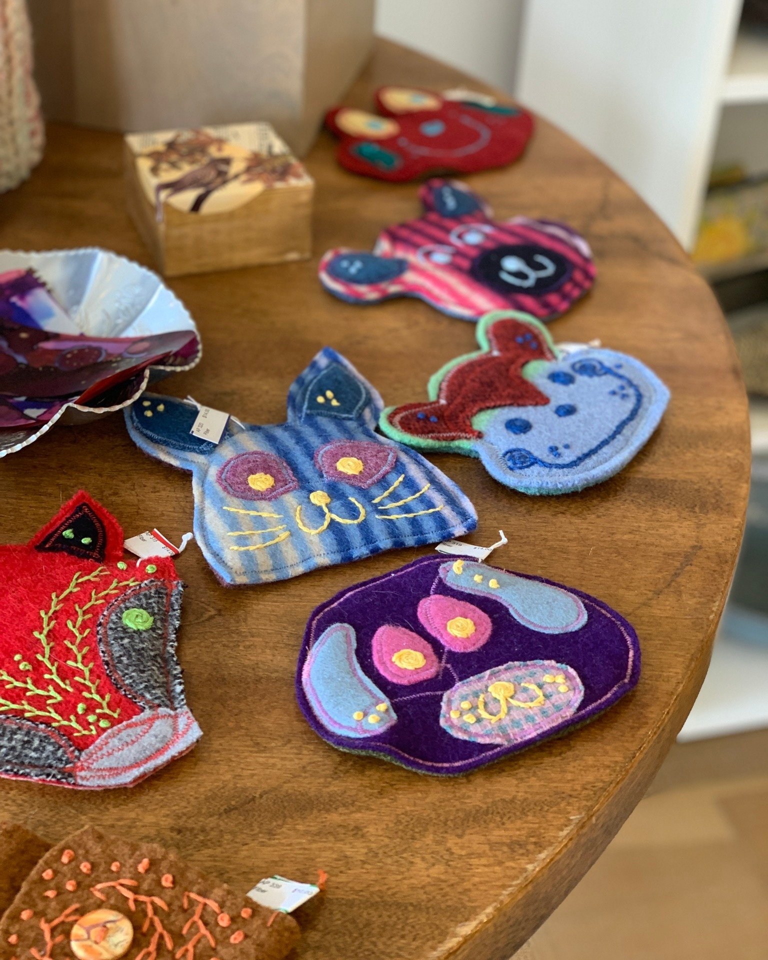 Feast your eyes on the bright + unique selection of work here in our gift shop! Stop in and browse hand-crafted items made by local and regional artists, with regularly rotating inventory. There's always something new to discover! 🛍

🌤 Open 11-4 We