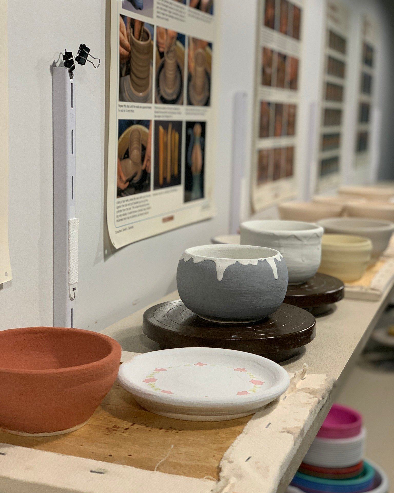 If you recently attended the MANDALA CERAMICS workshop with Chris Dokolasa -or- introductory WHEEL-THROWING with Janis Mars Wunderlich, your pieces have been fired and are ready to GLAZE! 🖌🏺

A glazing session, where you will add color to your bisq