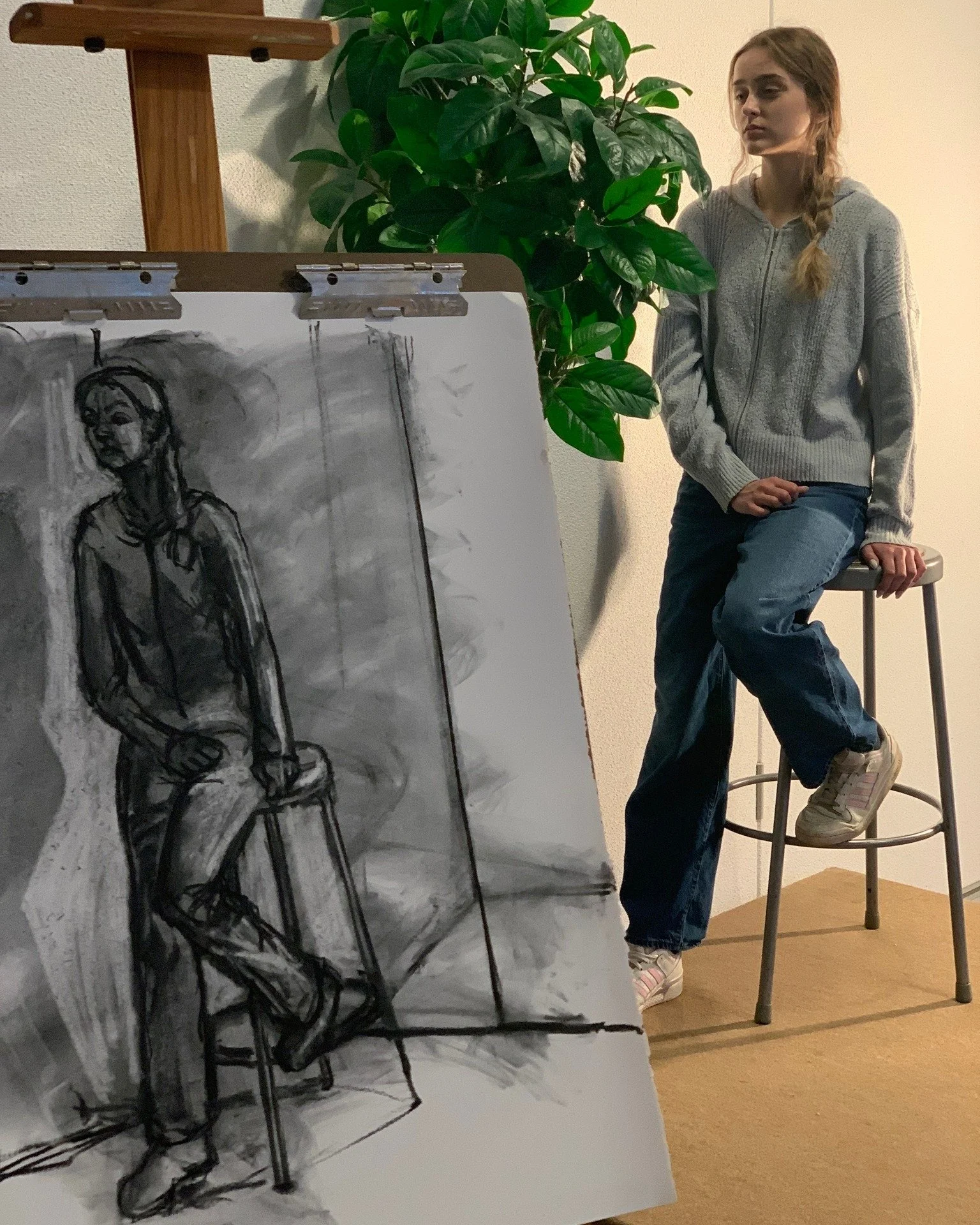 📸 Snapshots from last Saturday's Live Figure Drawing class led by Tina Browder! Students learned foundational priciples for approaching the clothed figure in charcoal, while working from direct observation. 

Interested in taking a workshop with us?