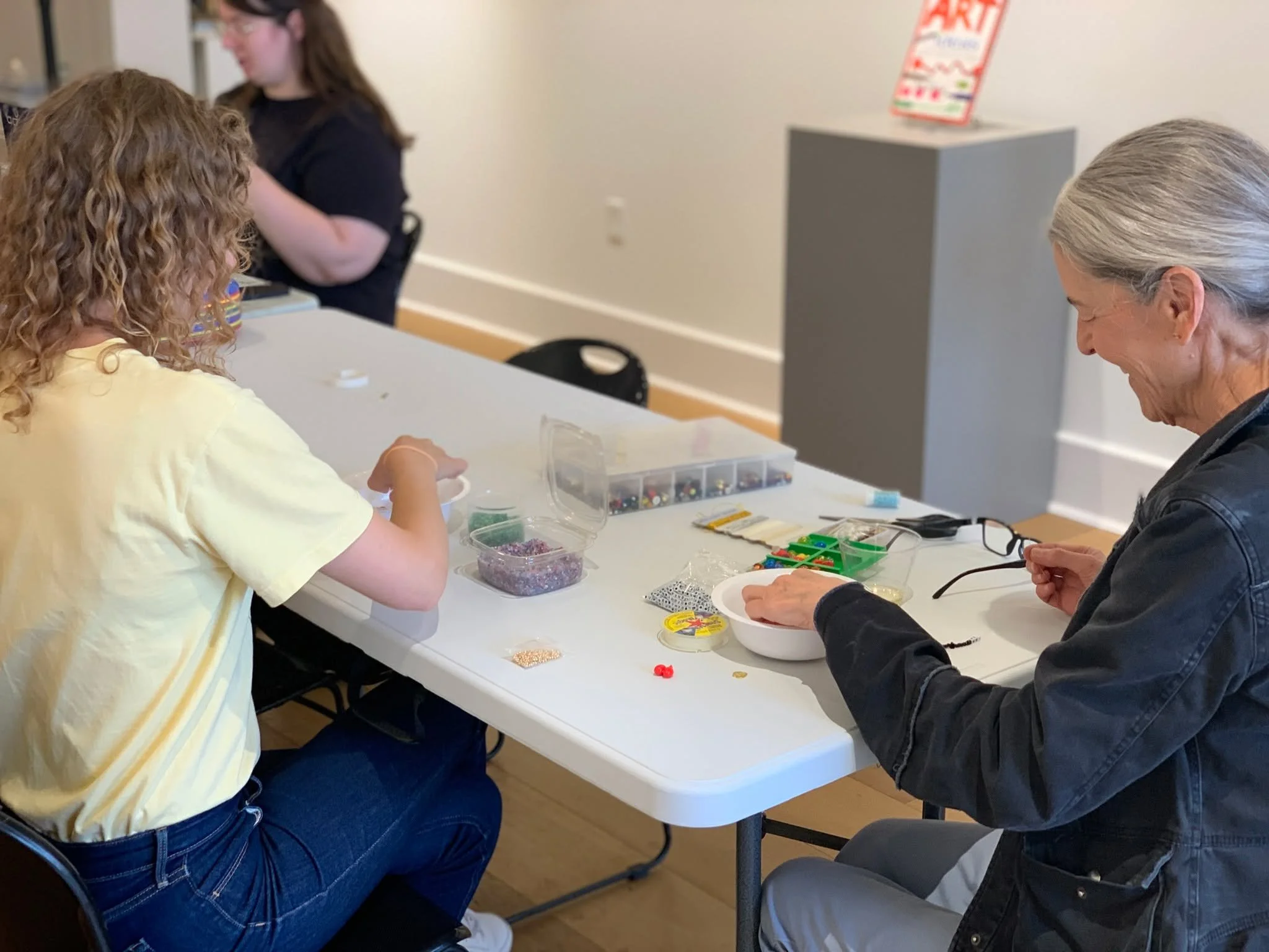 We love seeing people focused, engaged, and connecting with each other through the creative process! 💡 Here are some snapshots from our recent ArtBar: Bead Bar and Little Loom Weaving workshop led by Eboni Bellott. 

Want to try something new? Regis