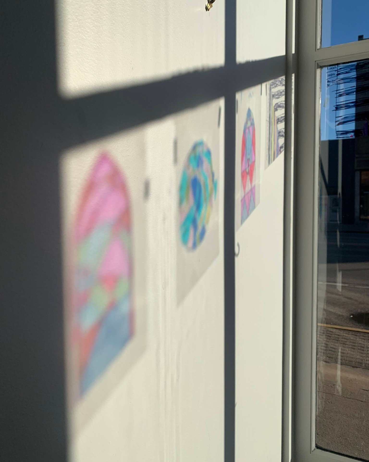 Let the sun shine through with Summer "Stained Glass" for kids! 🪟 This Saturday, June 13 from 10-11am, kiddos can join us for a guided art-making activity that takes advantage of the summer sun, creating their own "stained glass"