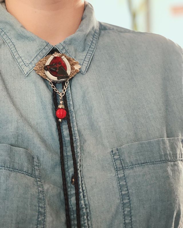 Embrace your inner country with this horse head and horse shoe bolo tie! Available now
.
.
.
#lookoutbolo #bolotie #boloties #bolo #vintagejewelry #vintage #repurposed #upcycled #accessory #tie #handmade #madeinpdx #portlandmade #fashion #style #styl