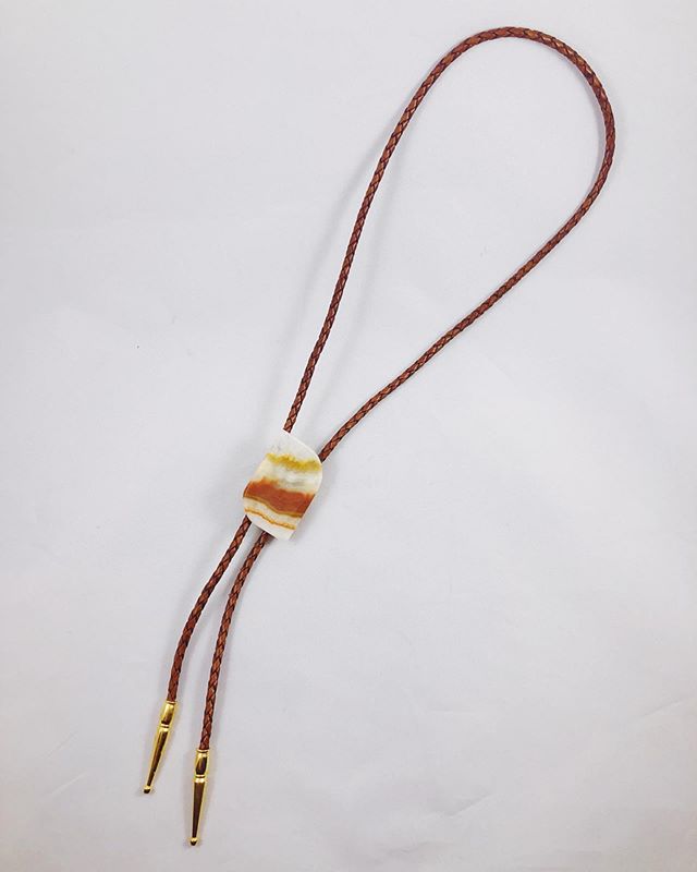 Worry stones are believed to relieve worry and stress when rubbing your thumb back and forth in the indentation. Stayed relaxed this holiday season with this short bolo tie, made from a Mexican Onyx stone 💆🏻&zwj;♀️
.
.
.
.
#lookoutbolo #bolotie #bo