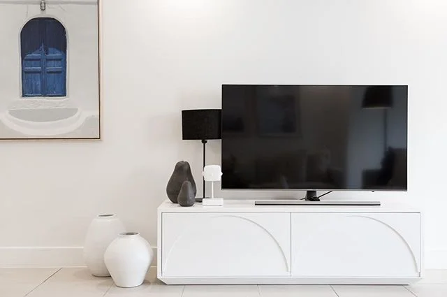 Sometimes you have to take a photo of a TV.... not so bad when styled by @interiorsbyfoster for the release of new executive accommodation in Glebe. .
.
.
#design #interiordesign #interiordecorating #interiorphotography #interiordesignphotography #lo