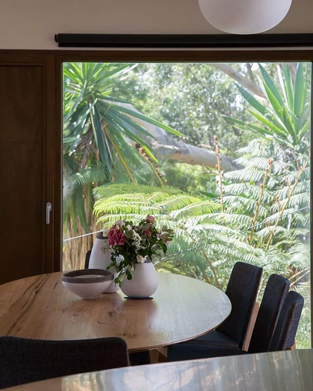 Love this room, nestled in amongst the garden... feeling super calm. ❤️ .
.
.
.
#landscapedesign #diningroomdecor #garden #landscapearchitecture #design #interiordesign #interiordecorating #interiordesigninspo #architecturephotography #architecture