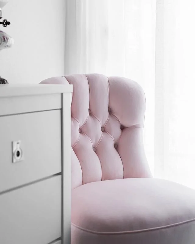 Softest light for the prettiest chair. Love what you do @melanietomlinsondesign .
.
.
#chair #design #interiordesign #interiors #interiorstyling #bedroomdecor #bedroom #bedroomdesign #styleinspo #designinspo #designinspiration