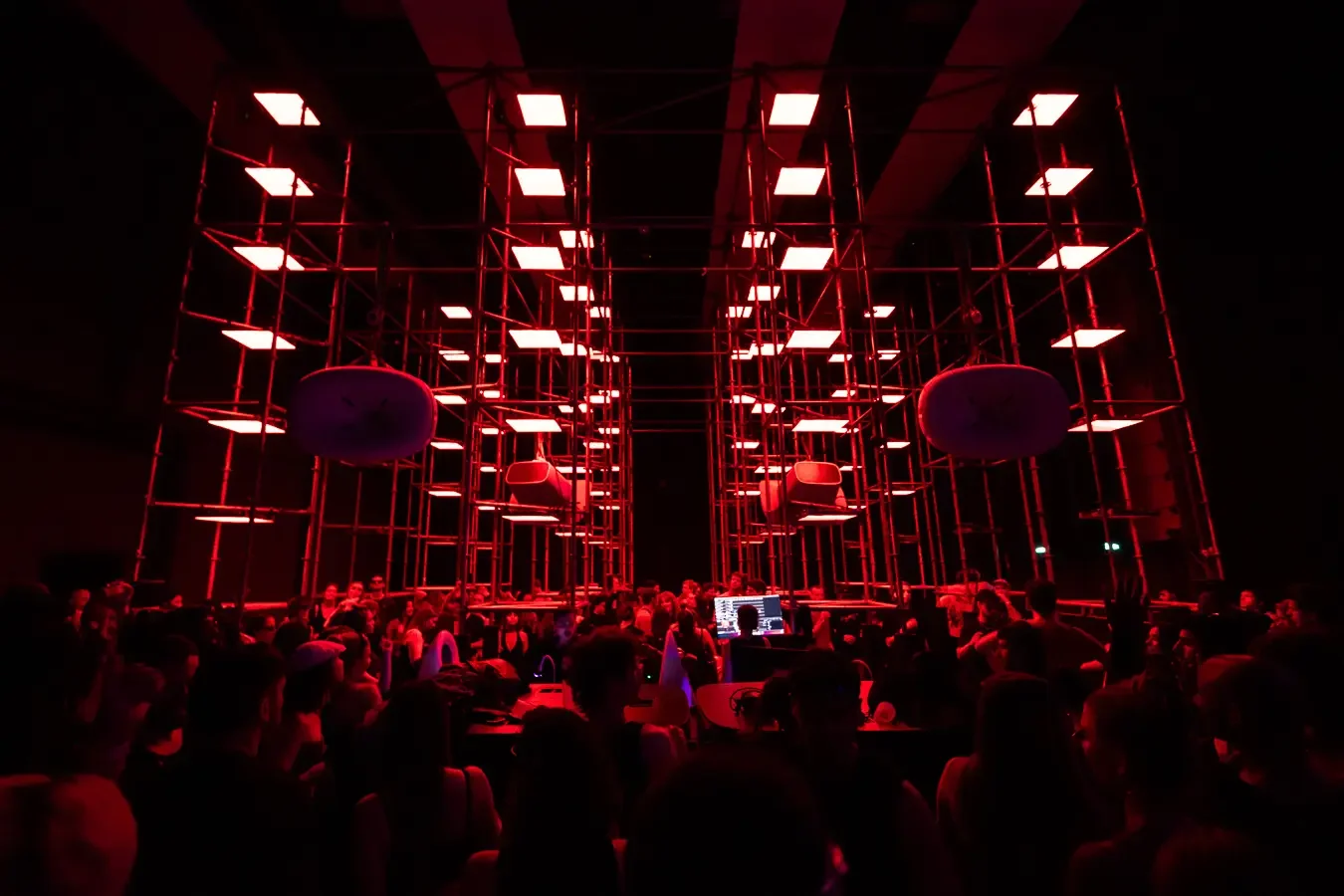 Nxt-Museum-x-Eerste-Communie-Rave-115-low-res-%E2%80%93-foto-Maarten-Nauw-1.webp