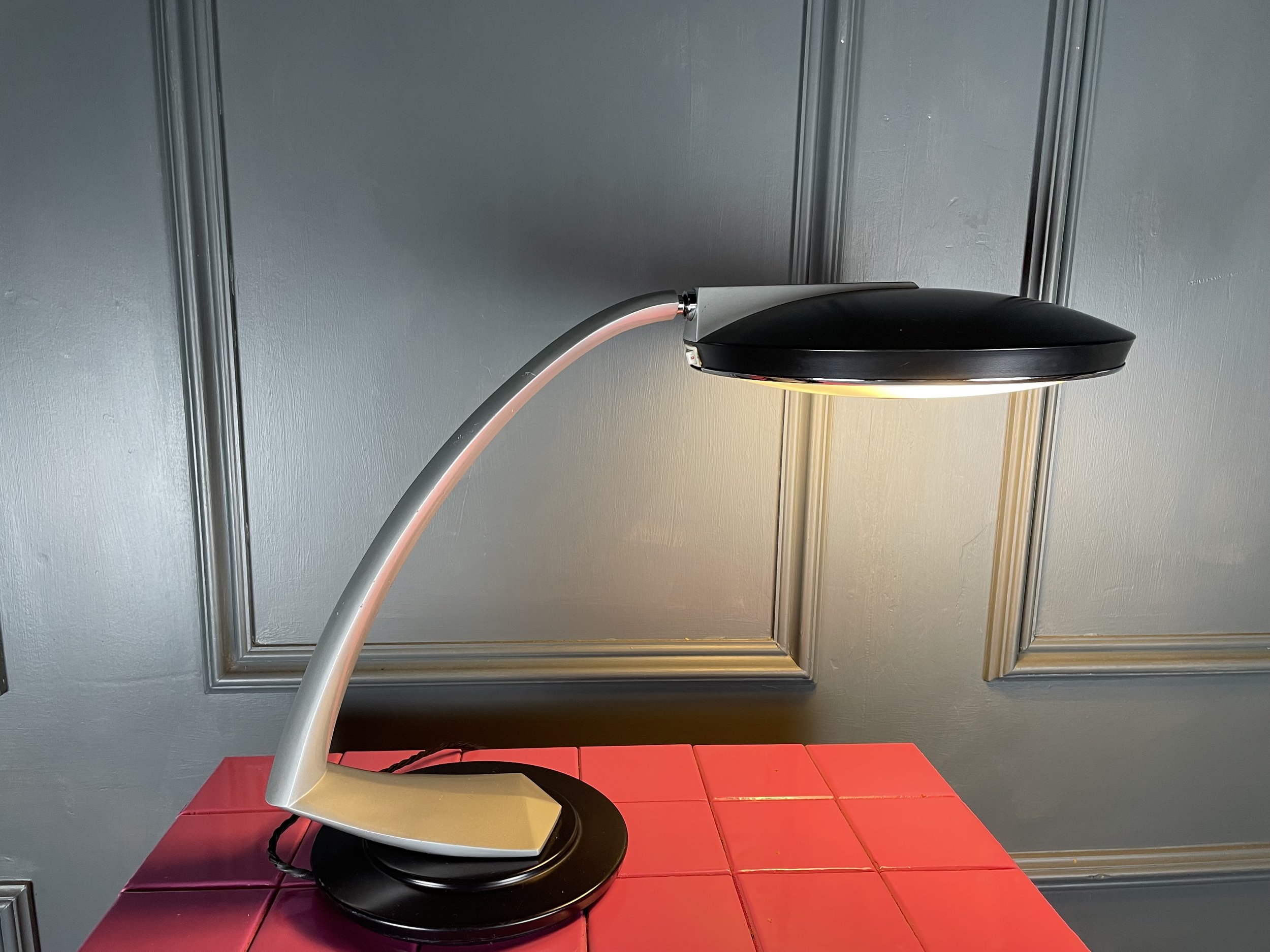 Fase Boomerang Desk Lamp