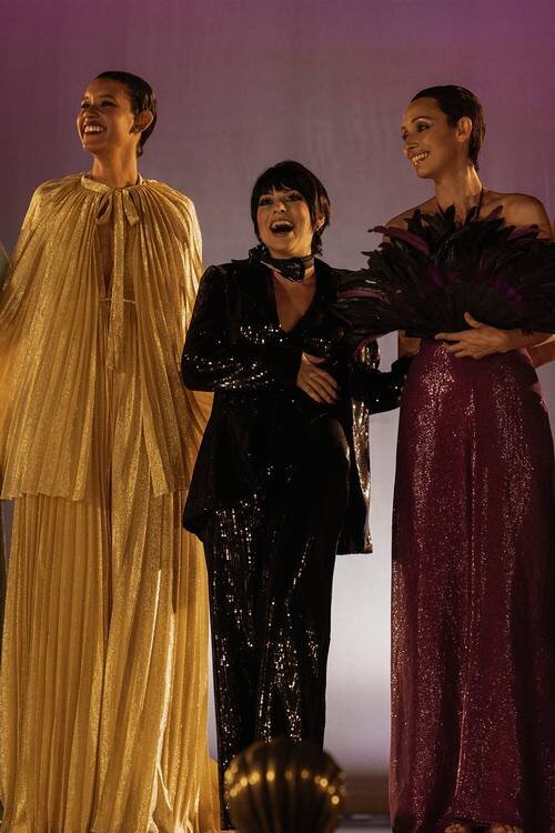 Liza Minnelli, played by Krysta Rodriguez, performing at one of Halston's fashion shows. 