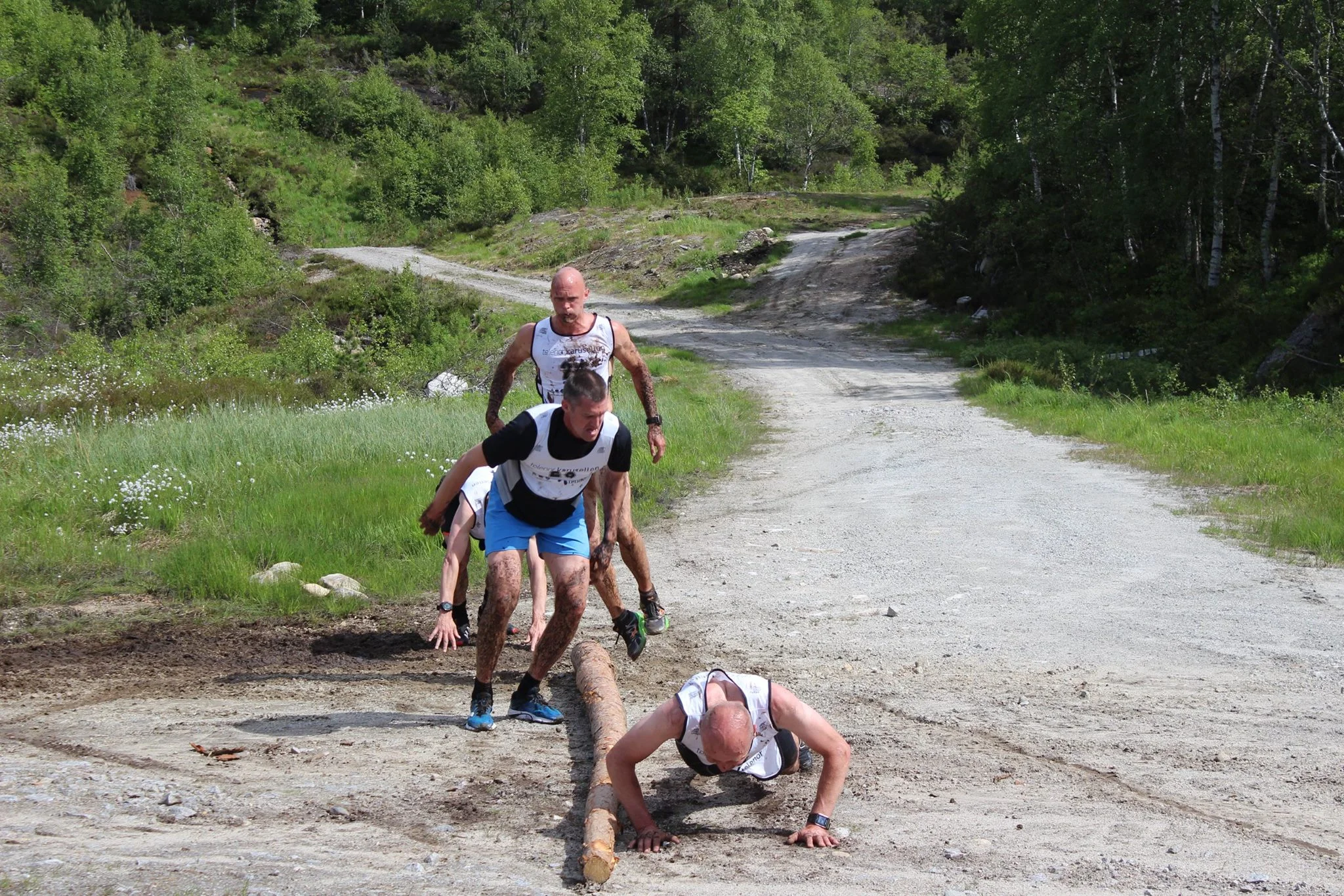 Den aller enkleste øvelsen å rigge til var vel også den mest mislikte av de alle. Her skulle de nemlig ta 20stk burpees hvor de måtte hoppe over en stokk mellom hver repetisjon. 