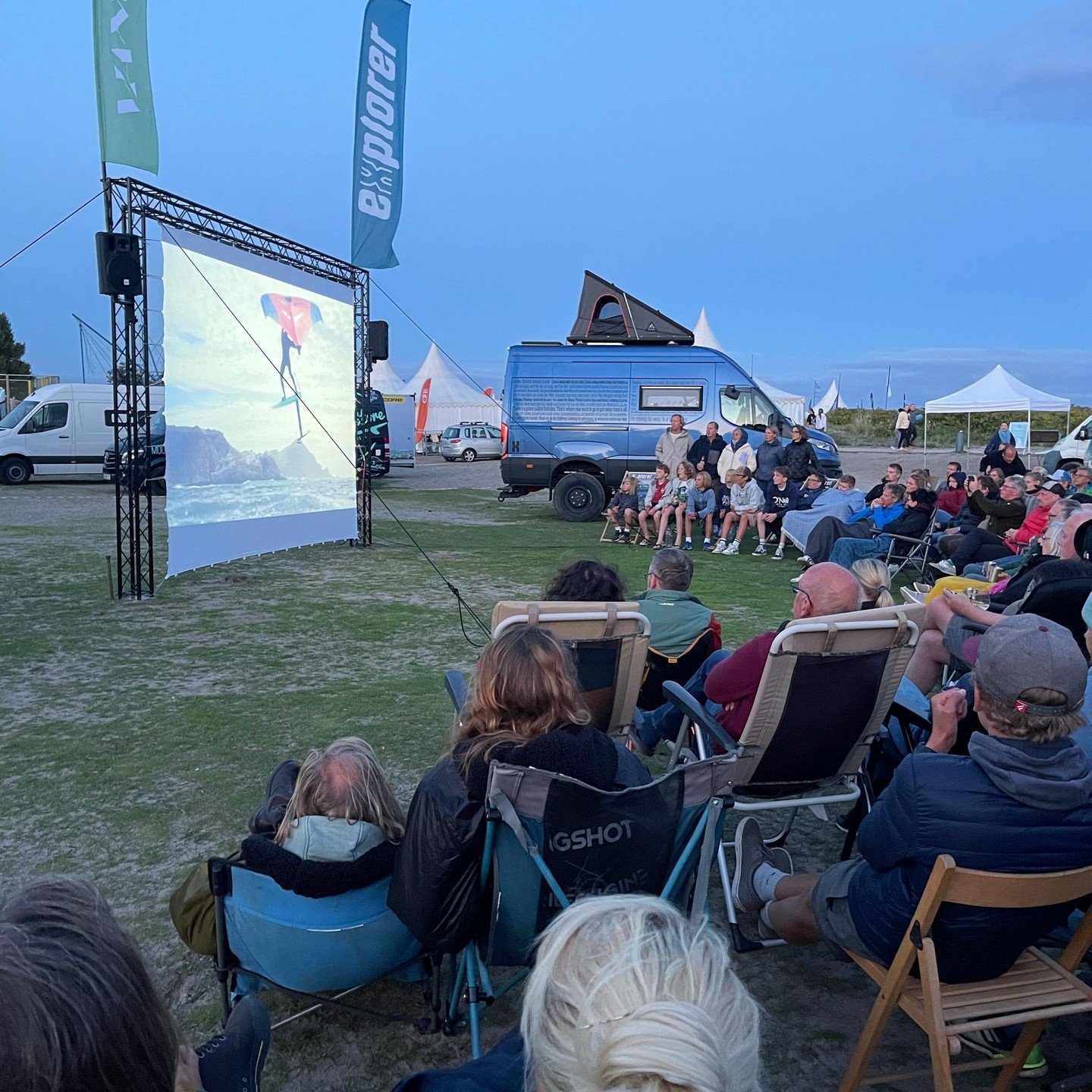 Outdoor Kino 🎥⁠
⁠
In Zusammenarbeit it dem @explorermagazin wird es abends wieder das Outdoor Kino geben. ⁠
⁠
Nehmen verschieden Filmen &uuml;ber die faszinierenden Reisen der Outdoor Fans werden wir auch wieder spektakul&auml;re Wingfoil Clips zeig