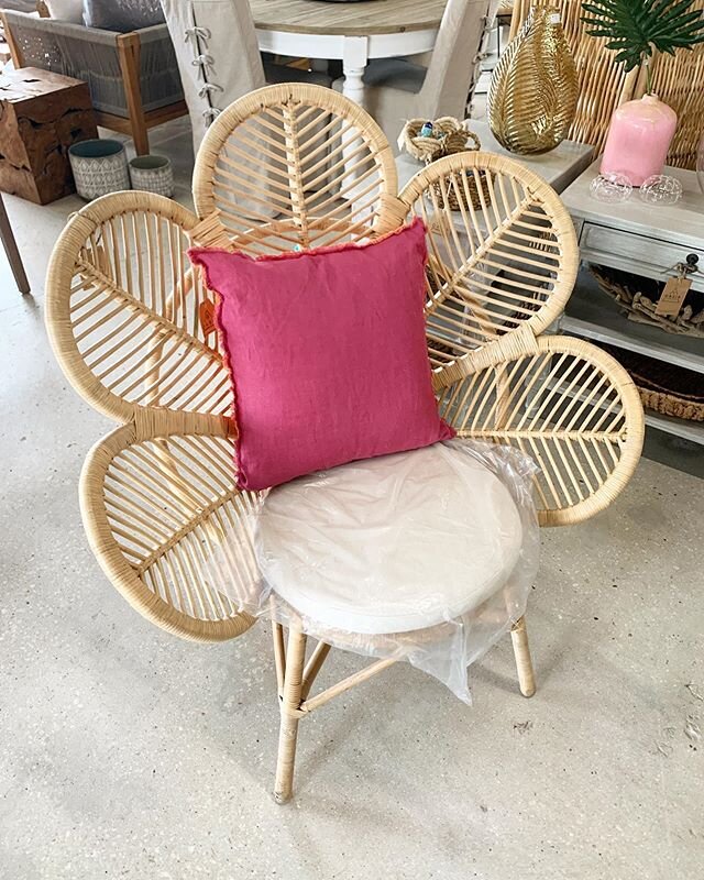One of our more popular chairs is back in the store! This flower chair is a gorgeous statement piece 🌸

#chair #furniture #decor #islandliving #thebahamas #sandyport #nassaubahamas #oasislivingbahamas #bahamas #homedecor