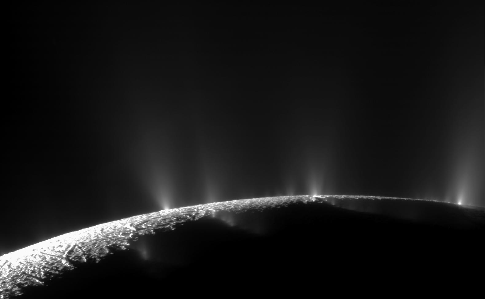 Cassini image showcasing Enceladus' plumes of ice water. Molecular hydrogen was detected within these plumes by the probe's specialised instruments. Image credit: NASA/JPL/STScI.
