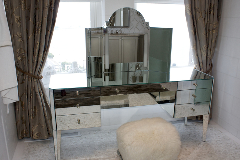 Mirrored Dressing Table Eglomise mirror clad dressing table with integrated LED lighting.