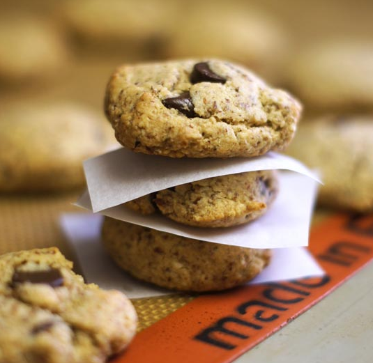 I think you'll love this recipe for Paleo Chocolate Chip Cookies made with coconut oil from Detoxinista!